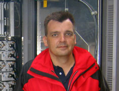 Thomas&nbsp;Kr&auml;mer,&nbsp;Gesch&auml;ftsf&uuml;hrer&nbsp;der&nbsp;Cellwork&nbsp;GmbH, an&nbsp;einer&nbsp;Nokia&nbsp;Ultra&nbsp;Macro